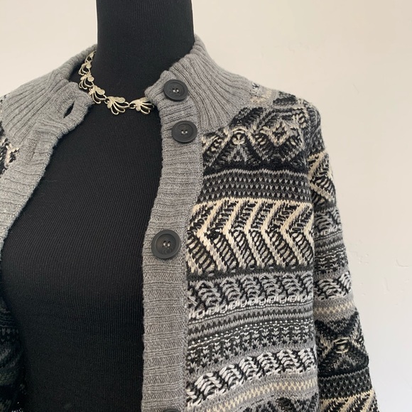 🔴 Black, white, and gray oversized printed cardigan - Picture 2 of 6